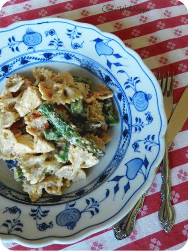 Zdjęcie - Farfalle (kokardki) z kurczakiem i szparagami w białym sosie - Przepisy kulinarne ze zdjęciami