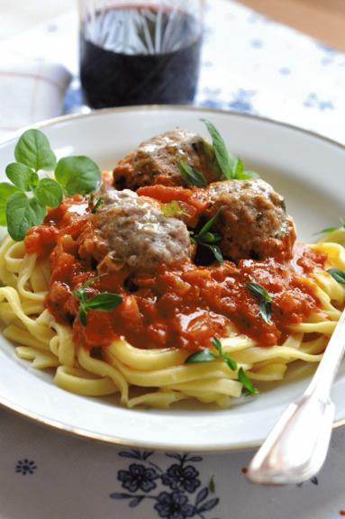 Zdjęcie - Spaghetti z klopsikami i sosem podwójnie pomidorowym - Przepisy kulinarne ze zdjęciami