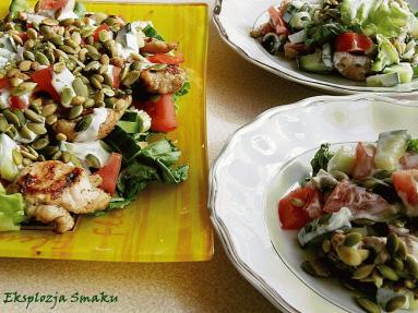 Zdjęcie - Wiosenna sałatka z kurczakiem i prażoną  dynią  - Przepisy kulinarne ze zdjęciami