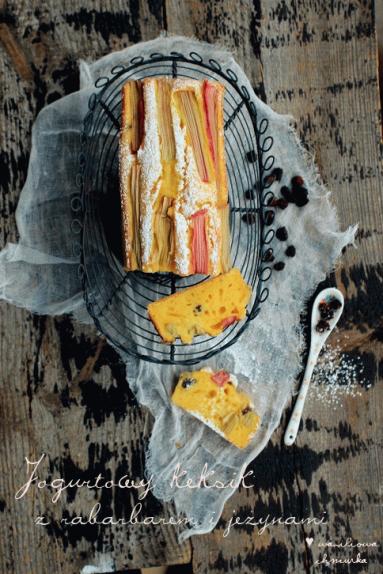 Zdjęcie - Jogurtowy keksik z rabarbarem - Przepisy kulinarne ze zdjęciami
