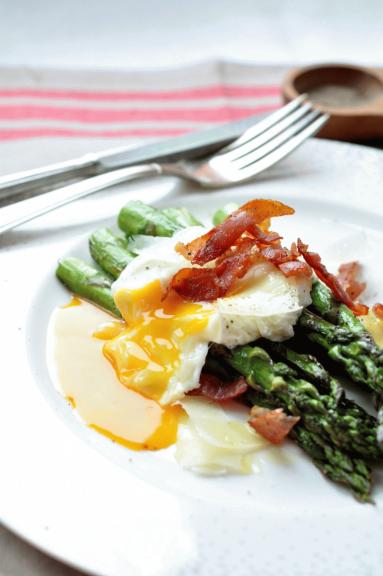 Zdjęcie - Zielone szparagi z jajkiem w koszulce, szynką i parmezanem - Przepisy kulinarne ze zdjęciami