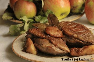 Zdjęcie - Pieczone piersi kaczki z jabłkami - Przepisy kulinarne ze zdjęciami