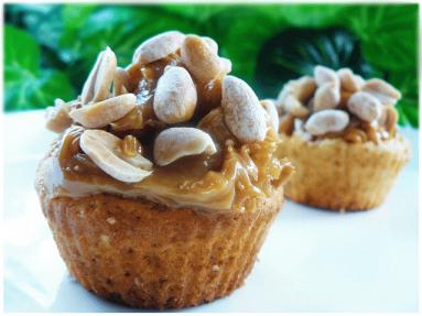 Zdjęcie - Muffiny snickers – z karmelem i orzechami - Przepisy kulinarne ze zdjęciami