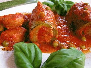 Zdjęcie - Cukinia z mięsem mielonym w pomidorach - Przepisy kulinarne ze zdjęciami