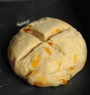 Zdjęcie - Chleb pszenny razowy z suszonymi morelami - Przepisy kulinarne ze zdjęciami