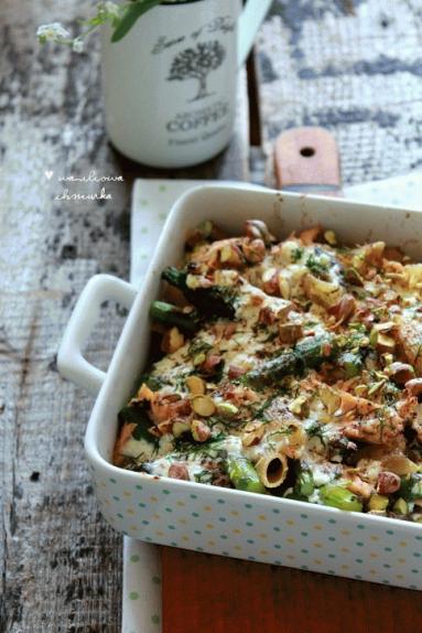 Zdjęcie - Zapiekanka z makaronem, łososiem, szparagami, sosem śmietanowo-serowym i pistacjami - Przepisy kulinarne ze zdjęciami
