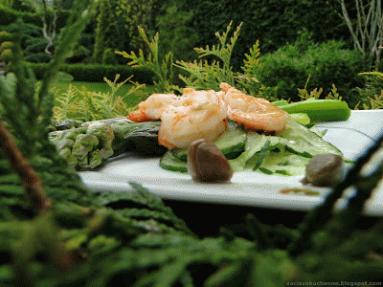 Zdjęcie - Sałatka ze szparagów,  krewetek i ogórka z sosem kaparowym - Przepisy kulinarne ze zdjęciami