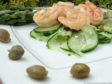 Zdjęcie - Sałatka ze szparagów,  krewetek i ogórka z sosem kaparowym - Przepisy kulinarne ze zdjęciami