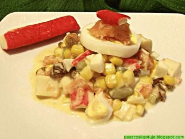 Zdjęcie - Sałatka z surimi i wędzonym łososiem - Przepisy kulinarne ze zdjęciami