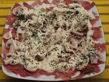 Zdjęcie - Carpaccio wołowe z trzema różnymi sosami - Przepisy kulinarne ze zdjęciami