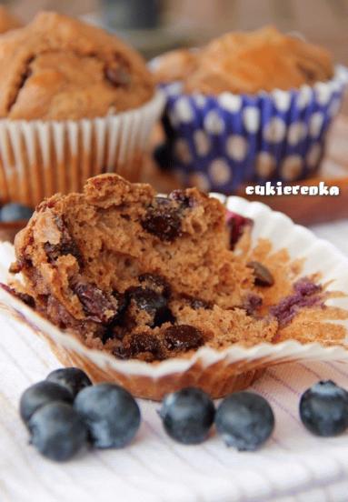 Zdjęcie - Kakaowe muffiny z borówką amerykańską, kawałkami czekolady i ....aha bez dodatku cukru - Przepisy kulinarne ze zdjęciami