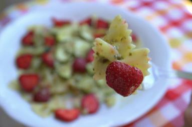 Zdjęcie - Farfalle z truskawkami cukinią i pesto - Przepisy kulinarne ze zdjęciami