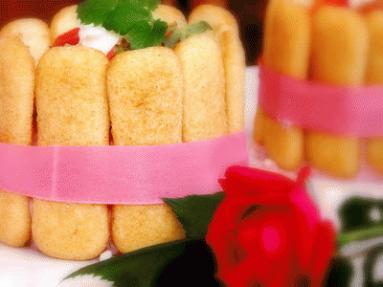 Zdjęcie - Mini serniczki truskawkowe z galaretką - Przepisy kulinarne ze zdjęciami