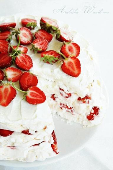 Zdjęcie - Bezowy tort z truskawkami - Przepisy kulinarne ze zdjęciami
