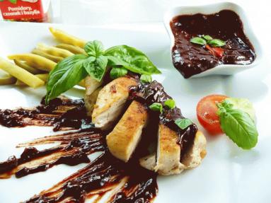 Zdjęcie - Glazurowany filet indyczy z ostrym sosem czekoladowym na bazie czerwonego wina - Przepisy kulinarne ze zdjęciami
