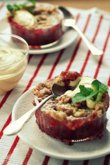Zdjęcie - Rabarbar z truskawkami pod kruszonką (crumble) - Przepisy kulinarne ze zdjęciami