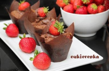 Zdjęcie - Kakaowe muffiny z truskawkami - Przepisy kulinarne ze zdjęciami