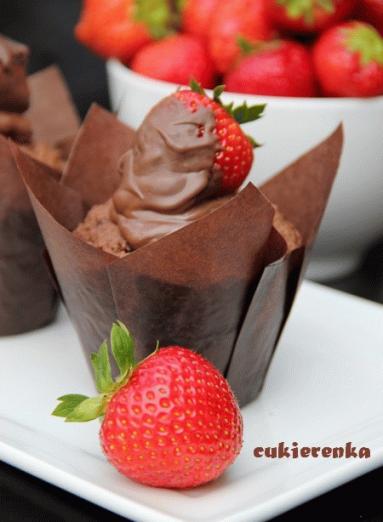 Zdjęcie - Kakaowe muffiny z truskawkami - Przepisy kulinarne ze zdjęciami