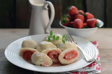 Zdjęcie - Knedle z truskawkami - Przepisy kulinarne ze zdjęciami