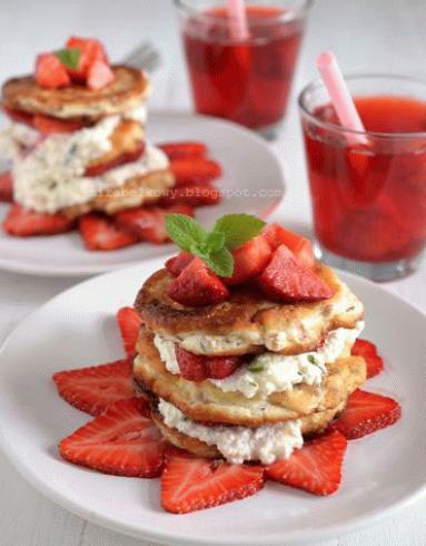 Zdjęcie - Słodkie gryczane placki z truskawkami i serkiem miętowym - Przepisy kulinarne ze zdjęciami