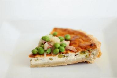 Zdjęcie - Tarta z zielonym groszkiem - Przepisy kulinarne ze zdjęciami