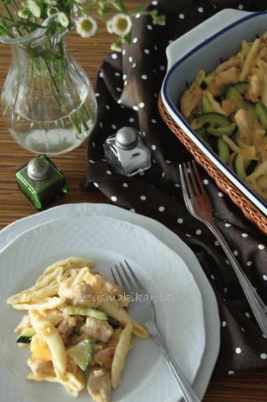 Zdjęcie - Makaron z kurczakiem i cukinią - Przepisy kulinarne ze zdjęciami