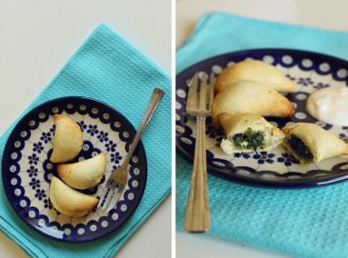 Zdjęcie - Pieczone pierożki z fetą i szpinakiem - Przepisy kulinarne ze zdjęciami