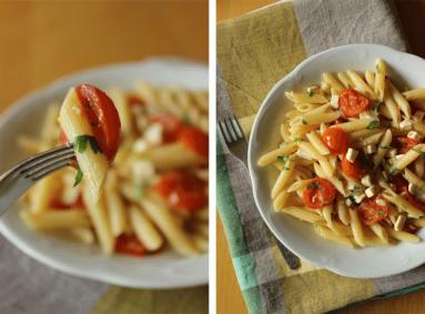 Zdjęcie - Penne z pomidorkami cherry, serami i kolendrą - Przepisy kulinarne ze zdjęciami