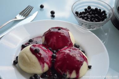 Zdjęcie - Kluski na parze z jagodowym sosem - Przepisy kulinarne ze zdjęciami