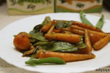 Zdjęcie - Glazurowana marchewka ze strąkami groszku cukrowego - Przepisy kulinarne ze zdjęciami
