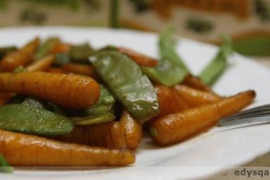 Zdjęcie - Glazurowana marchewka ze strąkami groszku cukrowego - Przepisy kulinarne ze zdjęciami