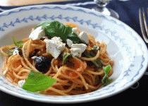 Zdjęcie - Makaron w sosie pomidorowym z oliwkami i fetą - Przepisy kulinarne ze zdjęciami