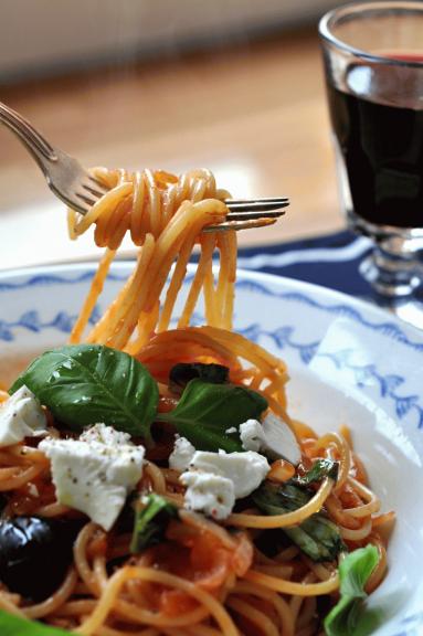 Zdjęcie - Makaron w sosie pomidorowym z oliwkami i fetą - Przepisy kulinarne ze zdjęciami