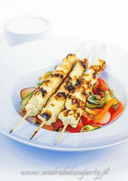 Zdjęcie - Satay z kurczaka z orzeźwiającą sałatką, czyli trochę Azji na talerzu - Przepisy kulinarne ze zdjęciami