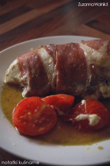 Zdjęcie - Piersi z kurczaka zawijane w szynkę z pesto i mozarellą - Przepisy kulinarne ze zdjęciami