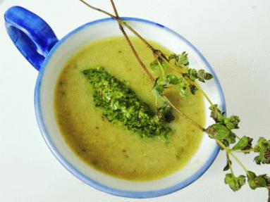 Zdjęcie - Zupa krem z cukinii i pietruszki z pietruszkowym pesto - Przepisy kulinarne ze zdjęciami