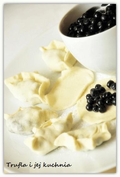 Zdjęcie - Pierogi z jagodami i listkiem  mięty - Przepisy kulinarne ze zdjęciami