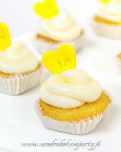 Zdjęcie - Mini cupcake waniliowy z kremem, zwieńczony żółtym sercem - Przepisy kulinarne ze zdjęciami