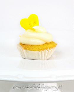 Zdjęcie - Mini cupcake waniliowy z kremem, zwieńczony żółtym sercem - Przepisy kulinarne ze zdjęciami