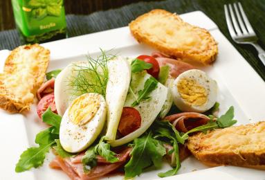 Zdjęcie - Sałatka z dojrzewającą szynką, jajkiem, koprem włoskim i rukolą - Przepisy kulinarne ze zdjęciami