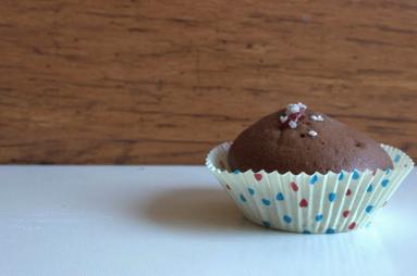 Zdjęcie - Muffiny kakaowe z dżemem malinowym - Przepisy kulinarne ze zdjęciami