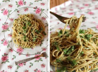 Zdjęcie - Spaghetti z pietruszkowo-czosnkowym pesto na ostro - Przepisy kulinarne ze zdjęciami