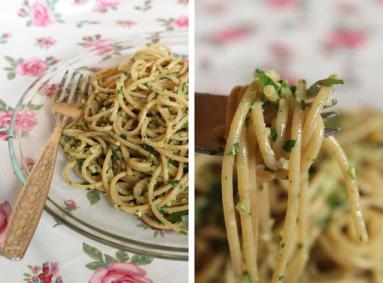 Zdjęcie - Spaghetti z pietruszkowo-czosnkowym pesto na ostro - Przepisy kulinarne ze zdjęciami