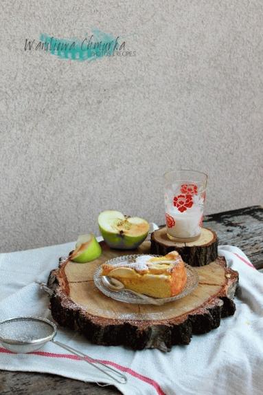 Zdjęcie - Biszkopt z jabłkami - Przepisy kulinarne ze zdjęciami