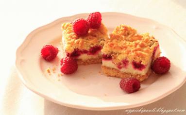 Zdjęcie - Kruche ciasto z delikatną pianką i malinami - Przepisy kulinarne ze zdjęciami