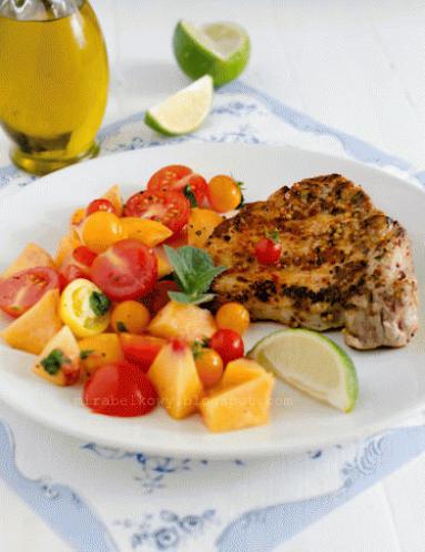 Zdjęcie - Kotlety schabowe z sałatką pomidorowo-brzoskwiniową - Przepisy kulinarne ze zdjęciami
