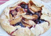 Zdjęcie - Tarta (galette) z jabłkami i śliwkami - Przepisy kulinarne ze zdjęciami