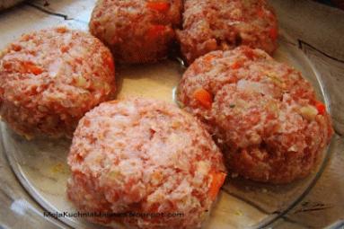 Zdjęcie - Pulpeciki z włoszczyzną i kapustą z sosem pomidorowym - Przepisy kulinarne ze zdjęciami