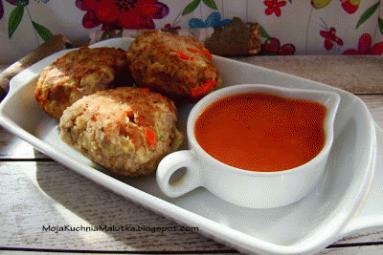 Zdjęcie - Pulpeciki z włoszczyzną i kapustą z sosem pomidorowym - Przepisy kulinarne ze zdjęciami