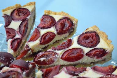 Zdjęcie - Serowo-orzechowa tarta ze śliwkami - Przepisy kulinarne ze zdjęciami